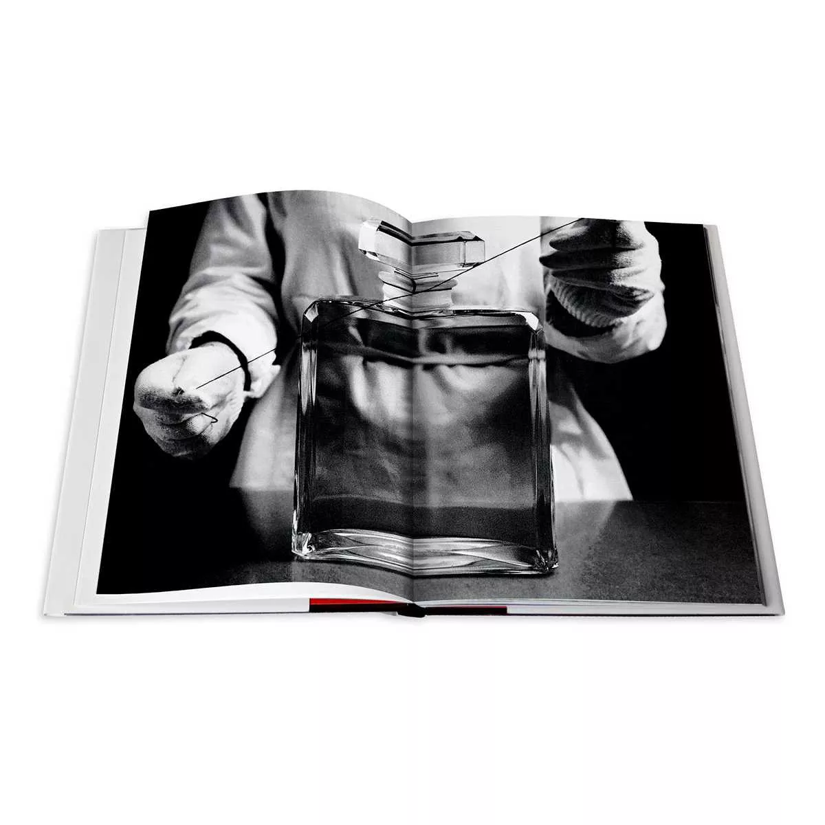 Книга "Chanel Set of 3: Fashion, Jewelry&Watches" Assouline Collection (9781614289739) - Фото nav 4